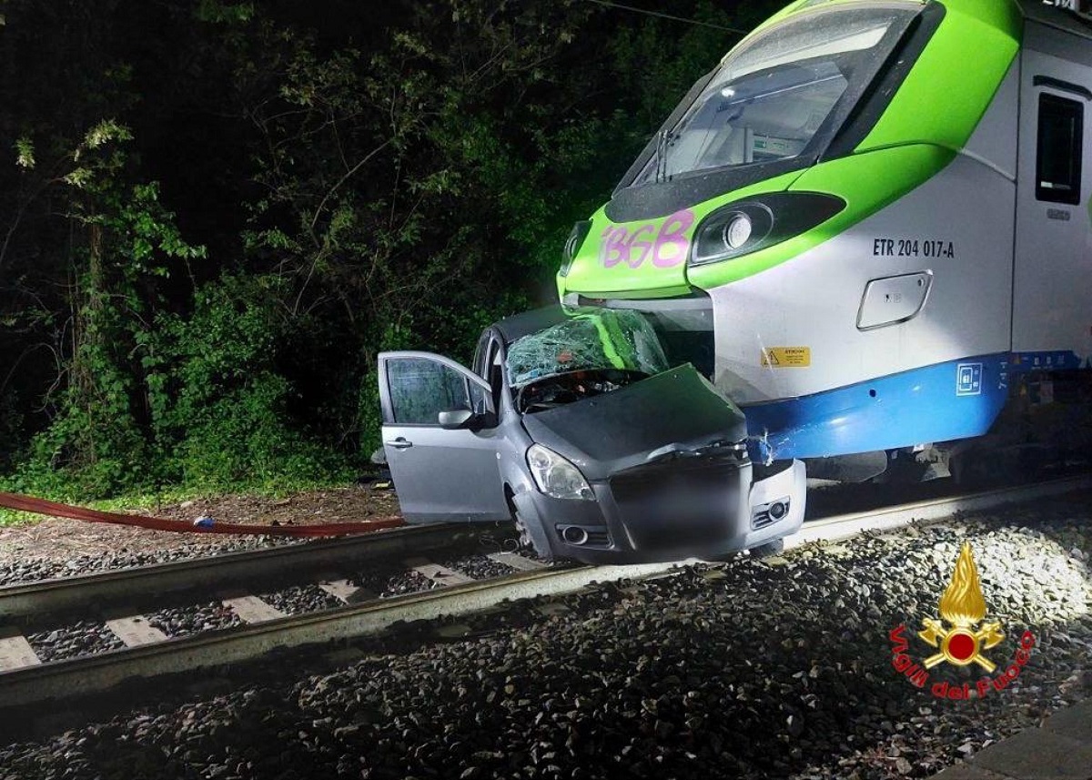 auto travolta treno brescia