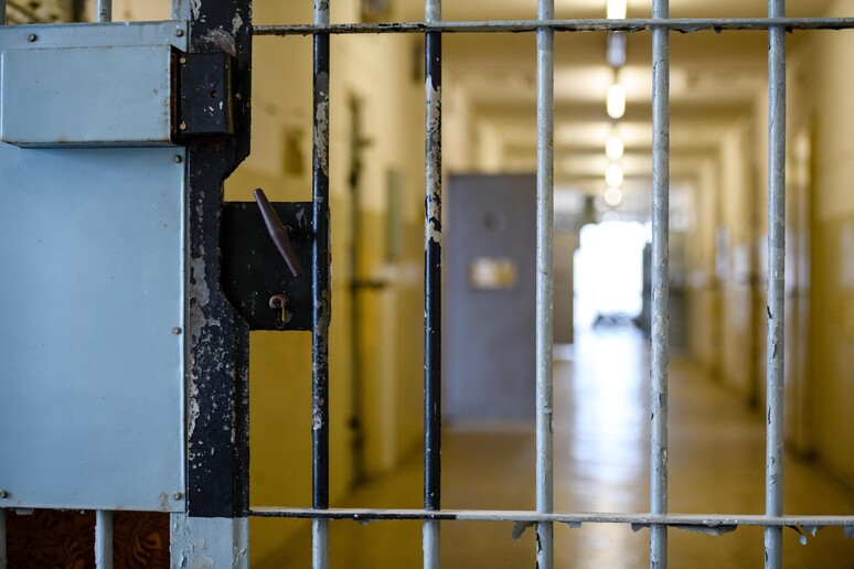 suicidio regina coeli cinese 36 anni