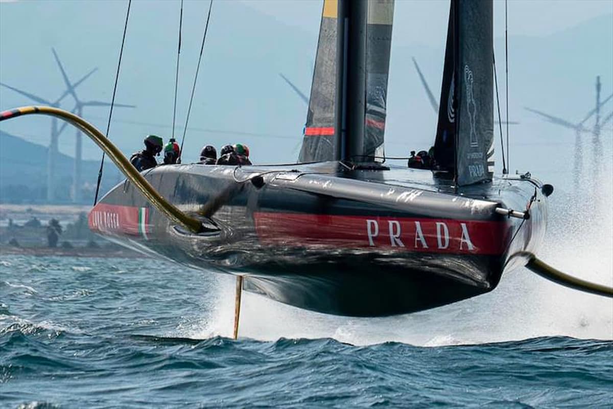 Luna Rossa presentata a Cagliari: scafo argentato per l’Amerca’s Cup, regate da agosto a Barcellona