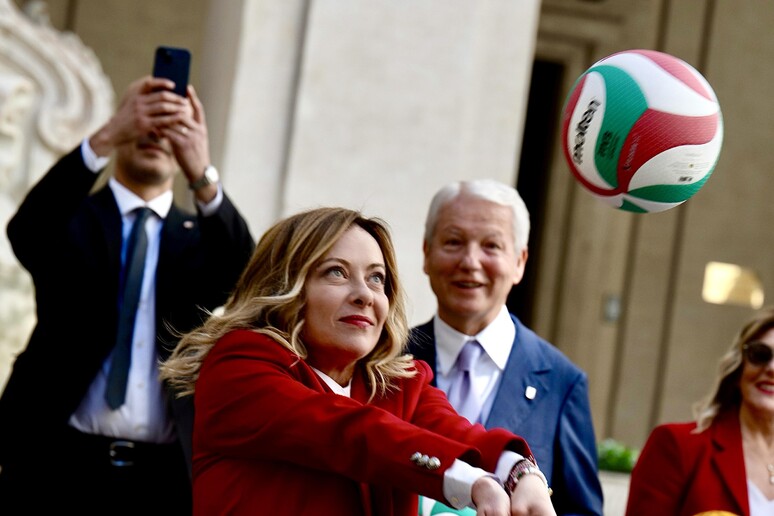 giorgia meloni palleggia pallavolo