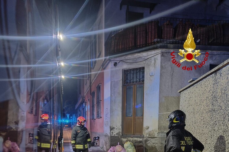 incendio parabiago vigili tetto