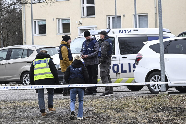 polizia finlandia spari scuola