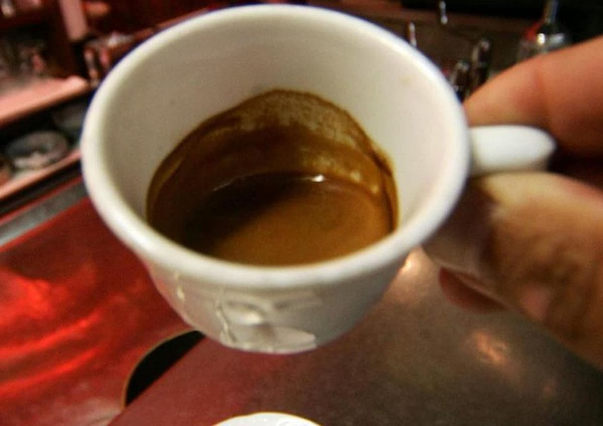 Donna fra la vita e la morte: ha bevuto caffè dal distributore all'aeroporto di Maiorca: pieno di insetti