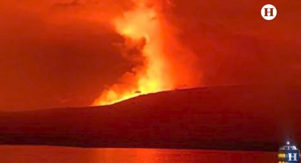  Vulcano in eruzione e allarme tsunami in Indonesia, ordinato a centinaia di abitanti di sgomberare