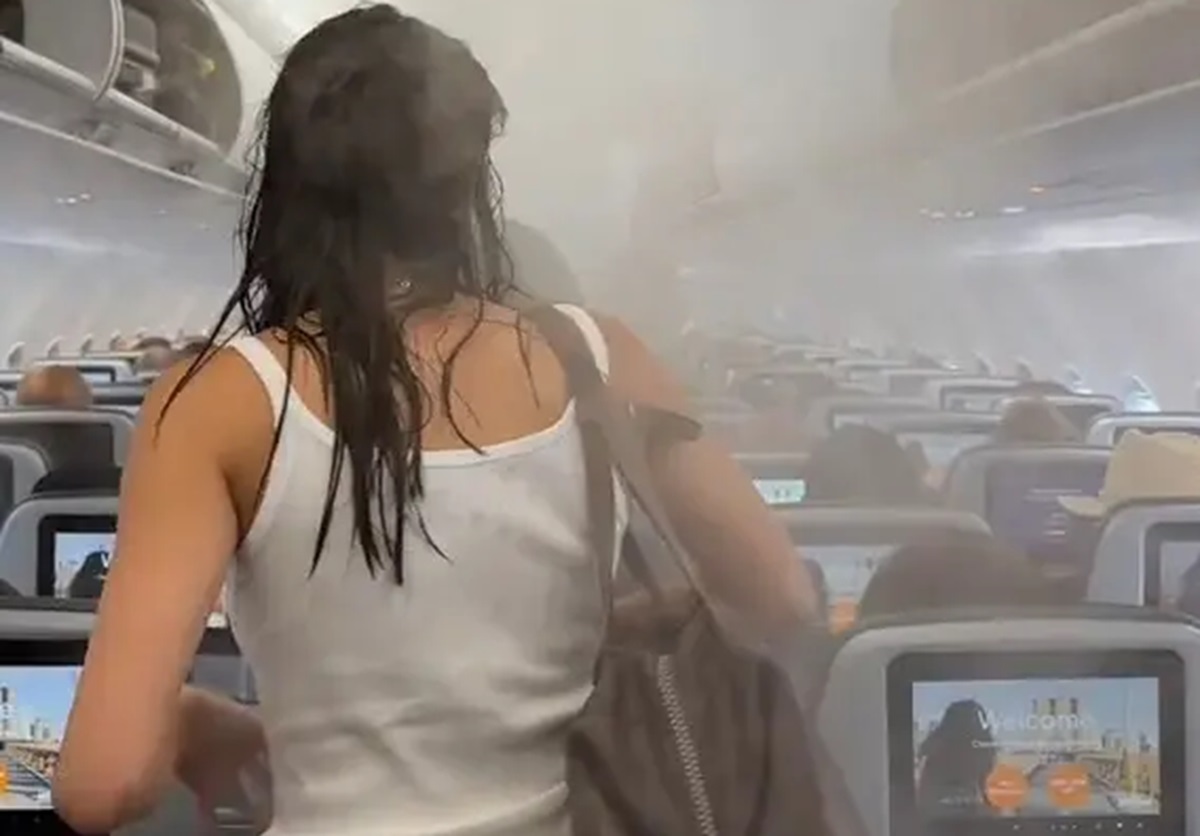 La tik toker entra in aereo e si ritrova in una fitta nebbia VIDEO