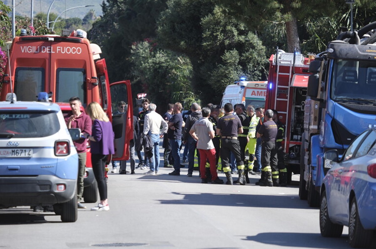 I soccorsi sul luogo della strage FOTO ANSA