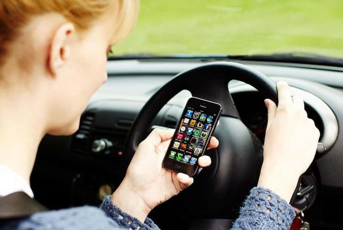 Usate il cellulare al volante? siete psicopatici, dice una ricerca tedesca