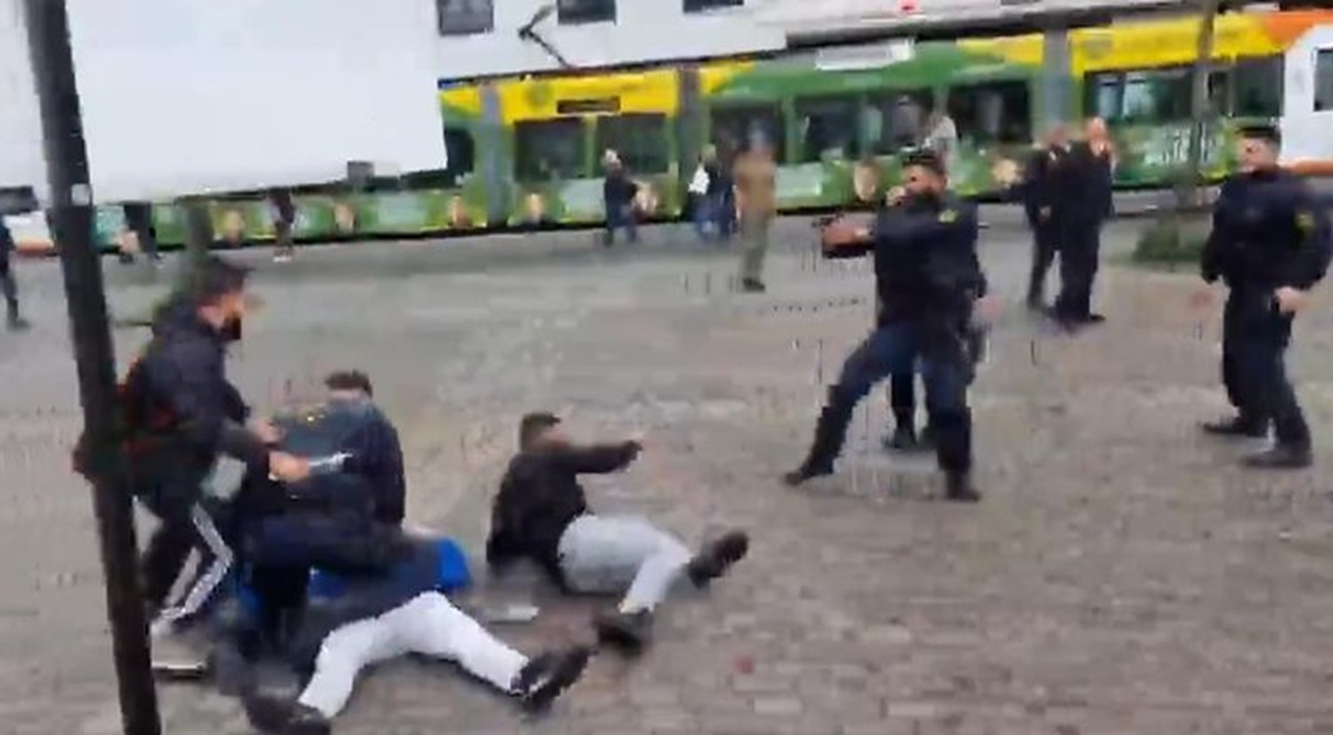 Il video dell'assalto a Mannheim: uomo accoltella l'attivista anti-Islam Michael Stürzenberger e un poliziotto