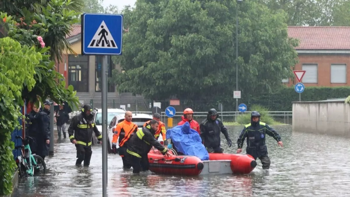 I soccorsi alle porte di Milano per l'esondazione del Lambro