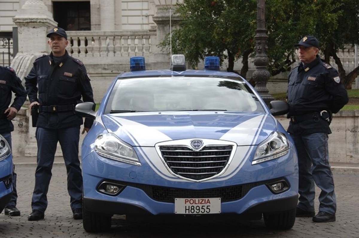 Caserta, un dipendente entra armato di coltello in Comune e tenta di aggredire un dirigente. È caccia all'uomo