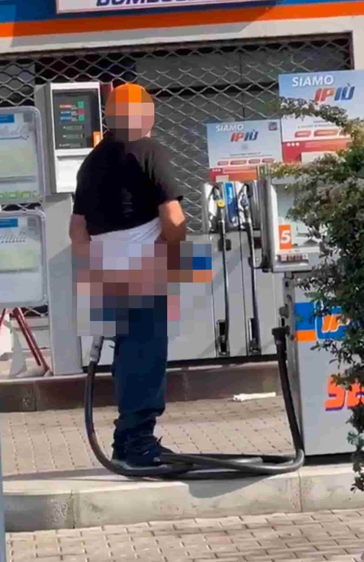 Una pompa di benzina dove non batte il sole, scandaloso in Italia in una stazione di servizio