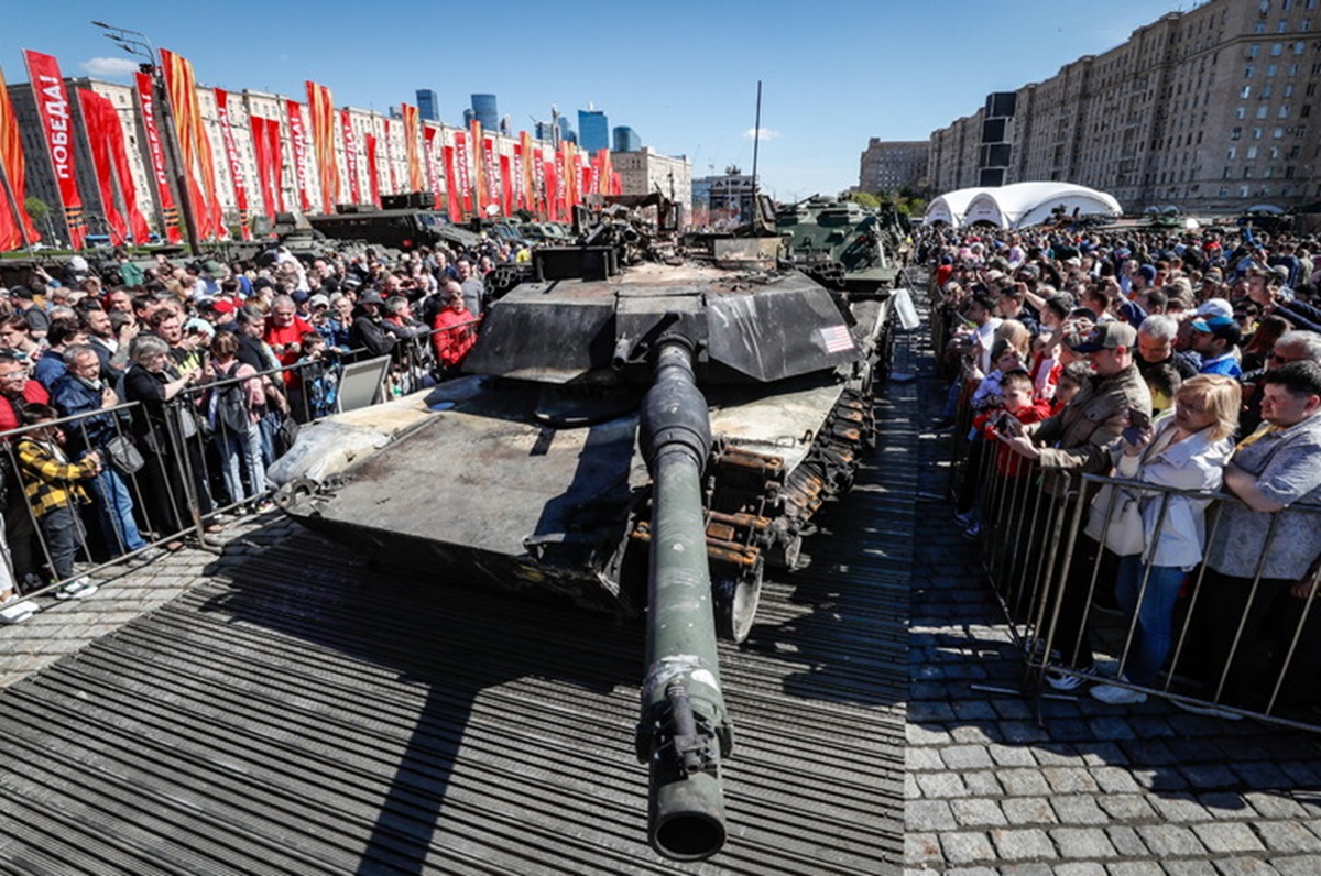 La Russia mostra in piazza i trofei di guerra, forse non ci stiamo rendendo conto della situazione