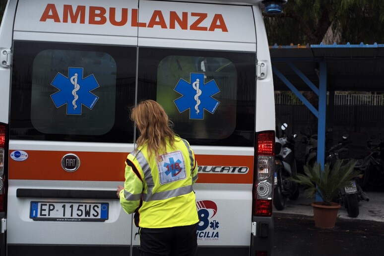 auto si ribalta a Brindisi