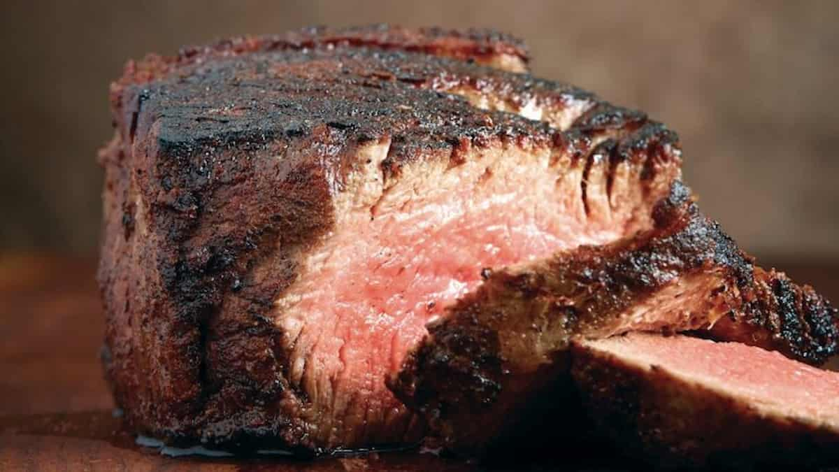 Bistecca mangiata di rado, fa la differenza un po' di burro innaffiato bollente