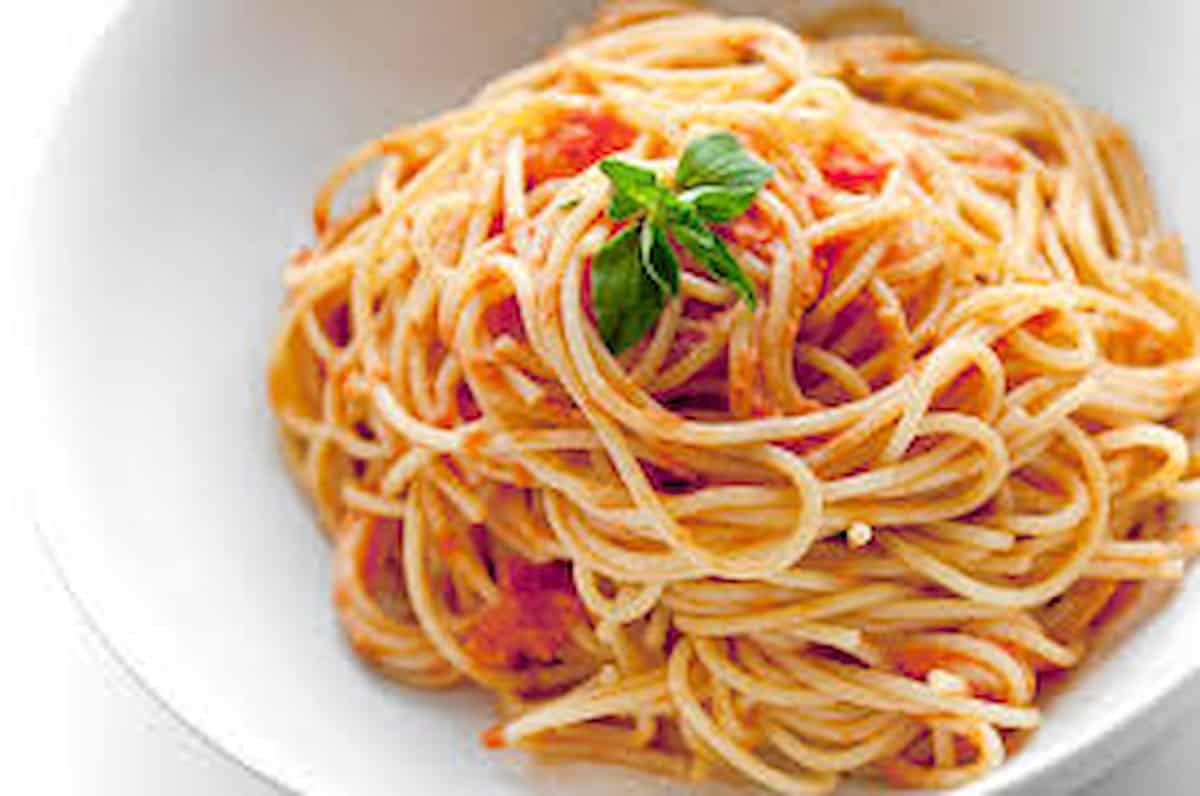 Pasta al salmone, aglio e burro: si raccomand di usare spaghetti capelli d'angelo.